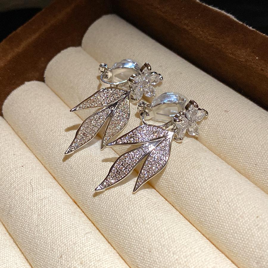 K real gold electroplated zircon flower fringed earclip retro simple fashion earrings light luxury high-end earrings women
K real gold electroplated zircon flower fringed earclip retro simple fashion earrings light luxury high-end earrings women