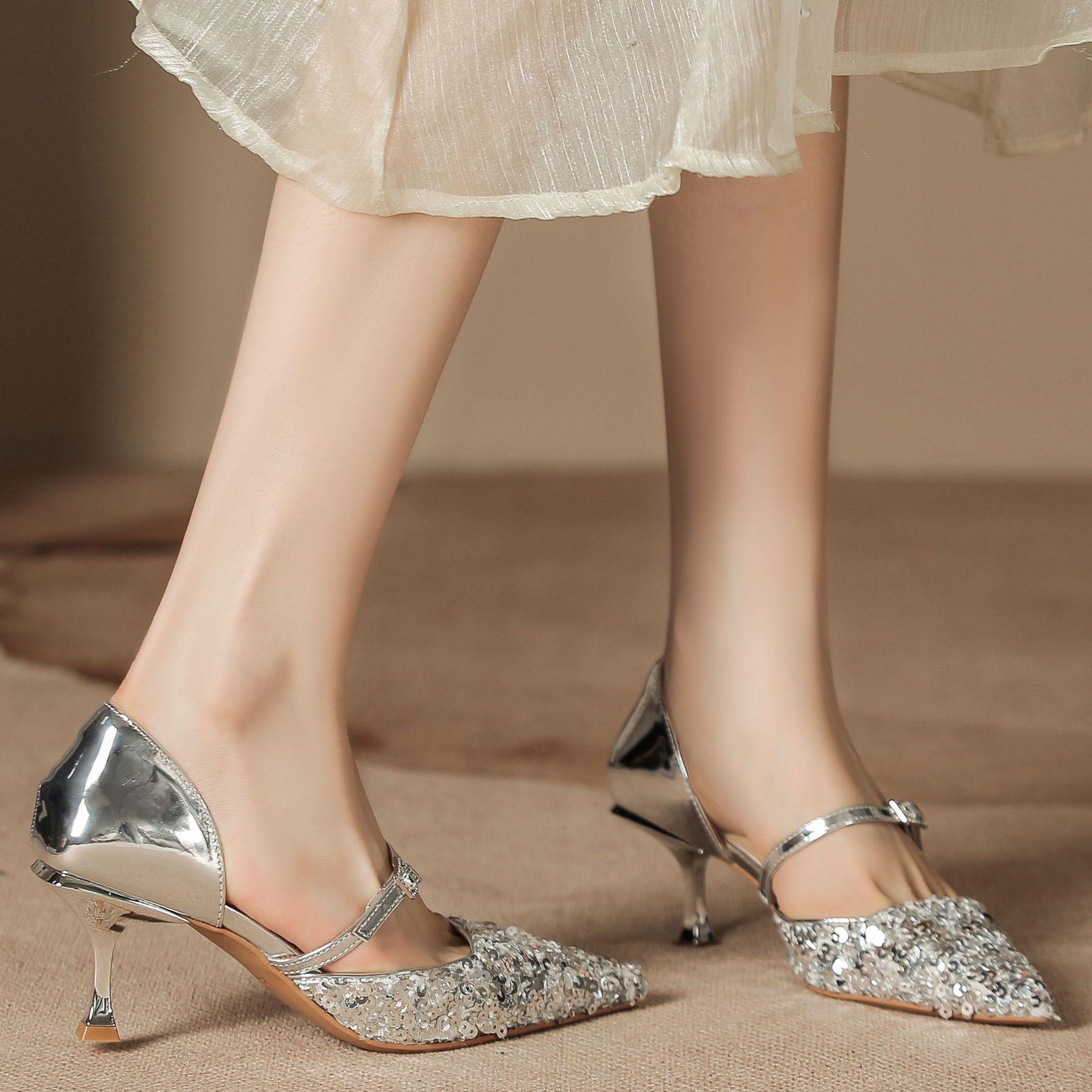 H997-86 Silver glitter bag head hollow shoes pointed head thin heel high heel sandals women s one-pedal beautiful single shoes women 34 чёрный
H997-86 Silver glitter bag head hollow shoes pointed head thin heel high heel sandals women s one-pedal beautiful single shoes women 34 чёрный