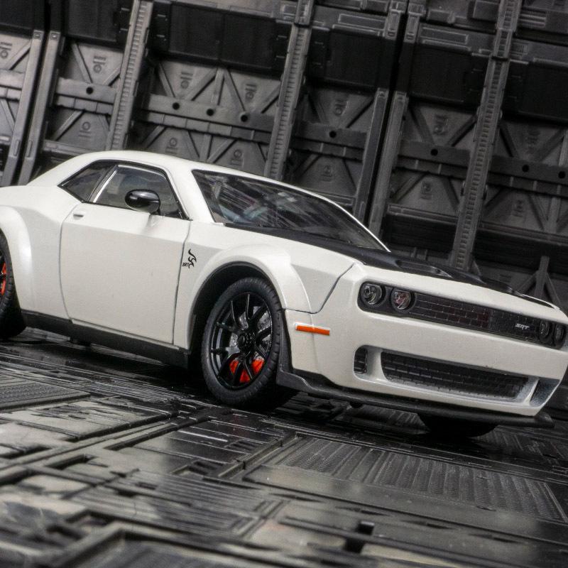 Модель автомобиля из сплава Dodge Hellcat: Звук и свет, Открывающиеся двери, Металлическая игрушка белый
Модель автомобиля из сплава Dodge Hellcat: Звук и свет, Открывающиеся двери, Металлическая игрушка белый