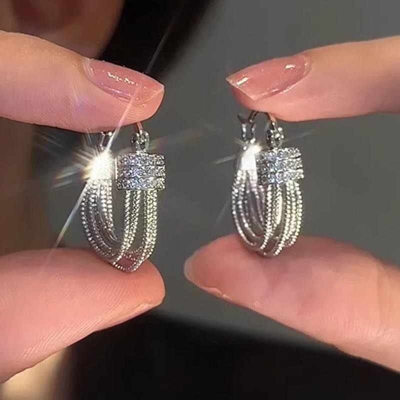 U-shaped multi-layer zircon ear buckles, new cold wind earrings, simple and high-end temperament earrings.
U-shaped multi-layer zircon ear buckles, new cold wind earrings, simple and high-end temperament earrings.