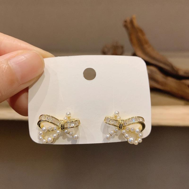 Серьги с жемчугом в форме банта, дизайн для девочки, серьги с чувством зрелости, легкая роскошь, модные, универсальные, модные и универсальные серьги
Серьги с жемчугом в форме банта, дизайн для девочки, серьги с чувством зрелости, легкая роскошь, модные, универсальные, модные и универсальные серьги