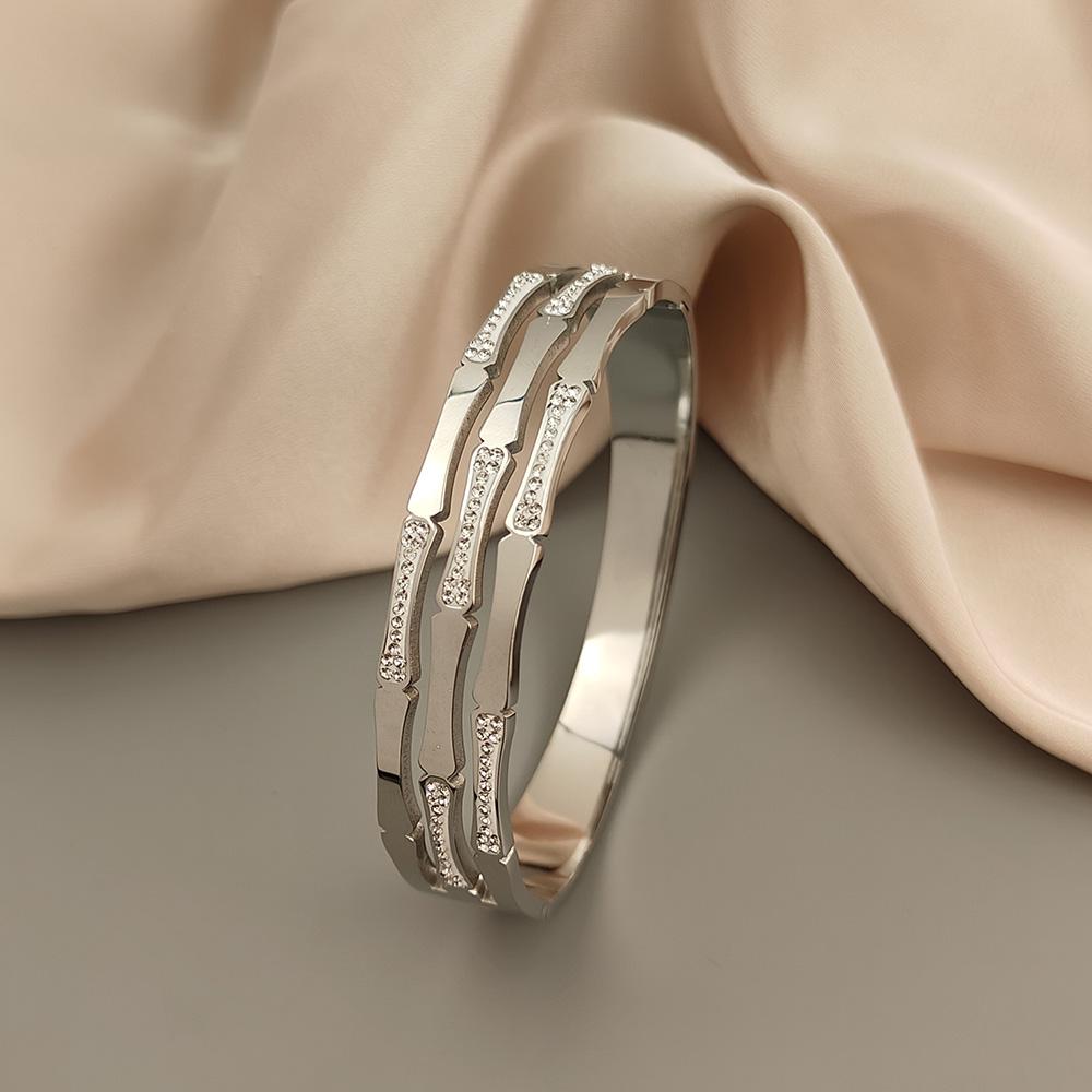 Design Stainless Steel Gold Plated Water Brick Bracelet Bone Bamboo Bracelet Ladies Gift серебряный
Design Stainless Steel Gold Plated Water Brick Bracelet Bone Bamboo Bracelet Ladies Gift серебряный