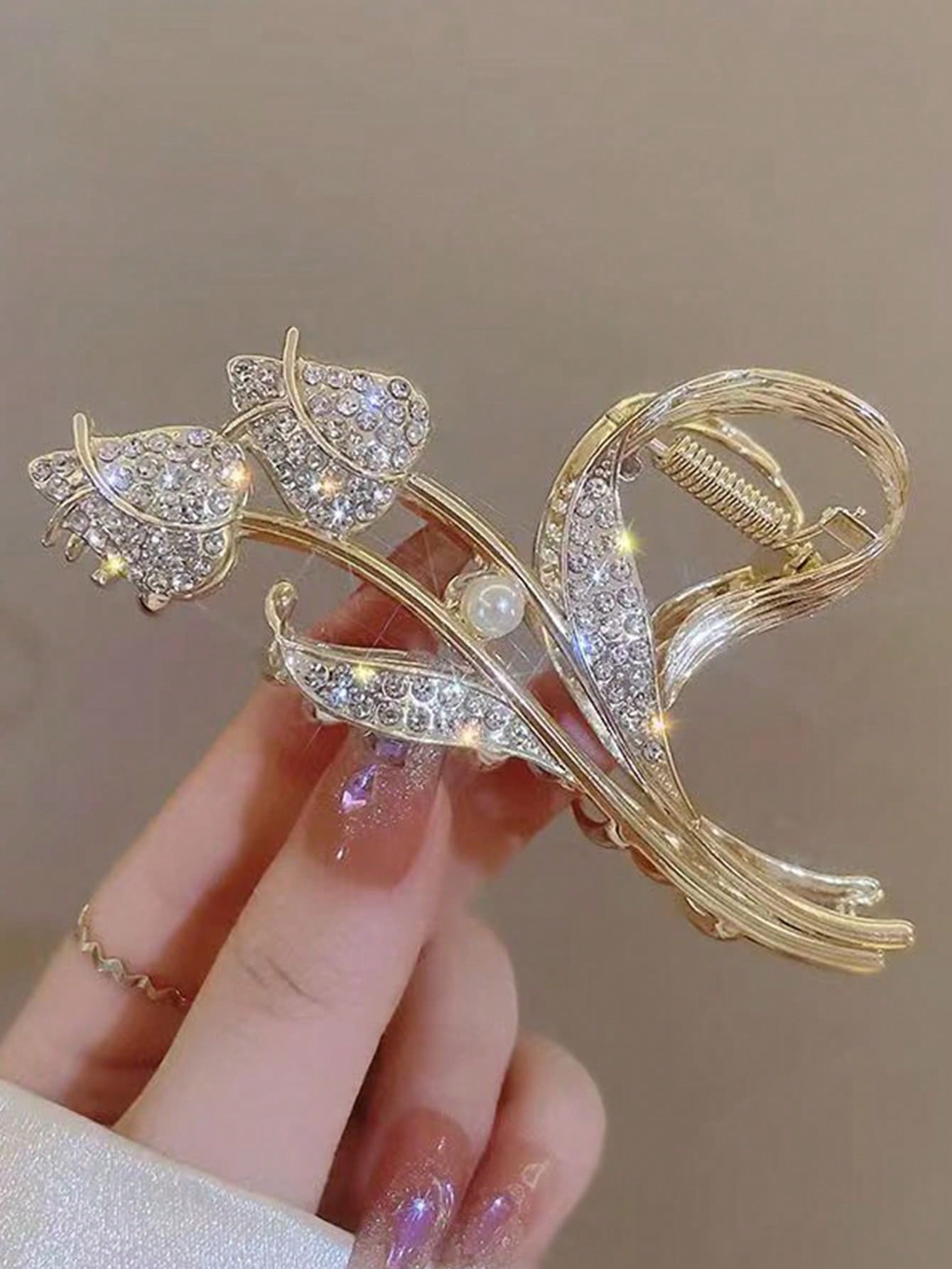 1 Pcs Fashion Crystal Pearl Hollow Tulip Flower Hair Claws For Women Girls Party Hair Accessories
1 Pcs Fashion Crystal Pearl Hollow Tulip Flower Hair Claws For Women Girls Party Hair Accessories