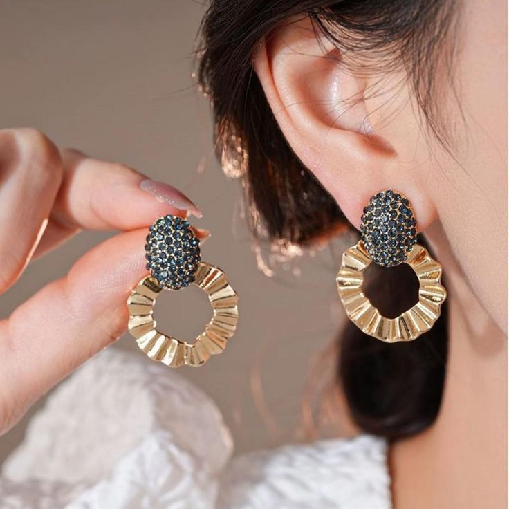 Newly Popular Creative Design with Golden Earrings, Exuding A Sense of Luxury and Retro Hong Kong Style Earrings and Earrings
Newly Popular Creative Design with Golden Earrings, Exuding A Sense of Luxury and Retro Hong Kong Style Earrings and Earrings
