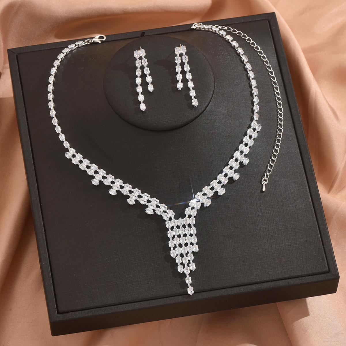 Multi-Layer Stacked Collarbone Chain Premium French Light Luxury Accessories Elegant Classical Zircon Necklace Stud Earrings Set Women
Multi-Layer Stacked Collarbone Chain Premium French Light Luxury Accessories Elegant Classical Zircon Necklace Stud Earrings Set Women