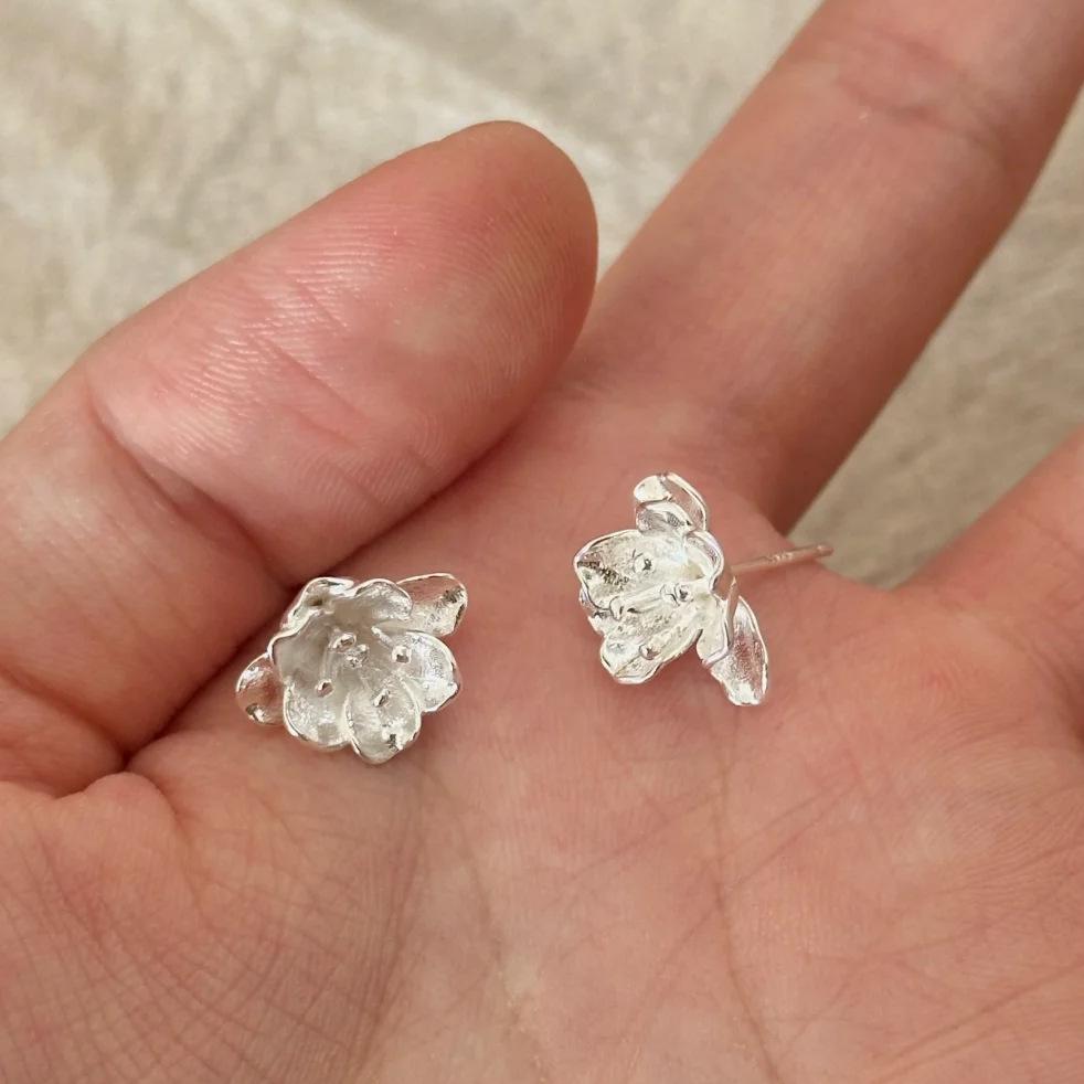 Elegant Begonia Flower Stud Earrings for Women - S925 Silver Needle, Shiny Silver, Literary High-End Design
Elegant Begonia Flower Stud Earrings for Women - S925 Silver Needle, Shiny Silver, Literary High-End Design