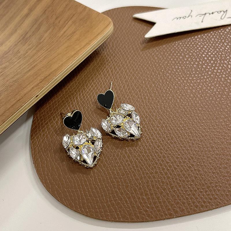 Серьги-пусеты из серебра S925 в ретро-гонконгском стиле с цирконами и бриллиантами - Дизайн в виде персикового сердца для милого минималистичного стиля
Серьги-пусеты из серебра S925 в ретро-гонконгском стиле с цирконами и бриллиантами - Дизайн в виде персикового сердца для милого минималистичного стиля