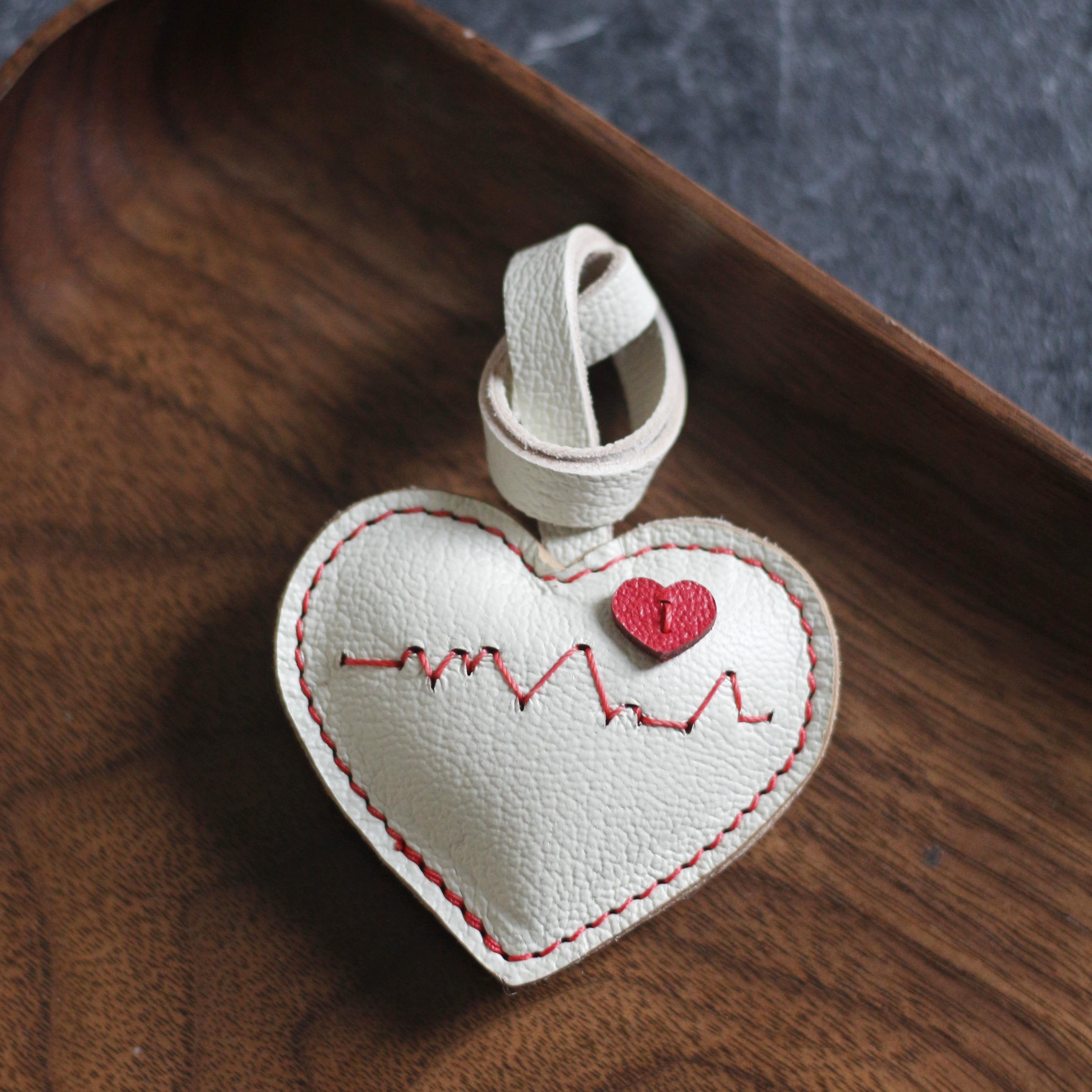 Genuine Leather Bag Pendant Heart-Shaped Charm Cute Keychain Backpack Accessory білий
Genuine Leather Bag Pendant Heart-Shaped Charm Cute Keychain Backpack Accessory білий