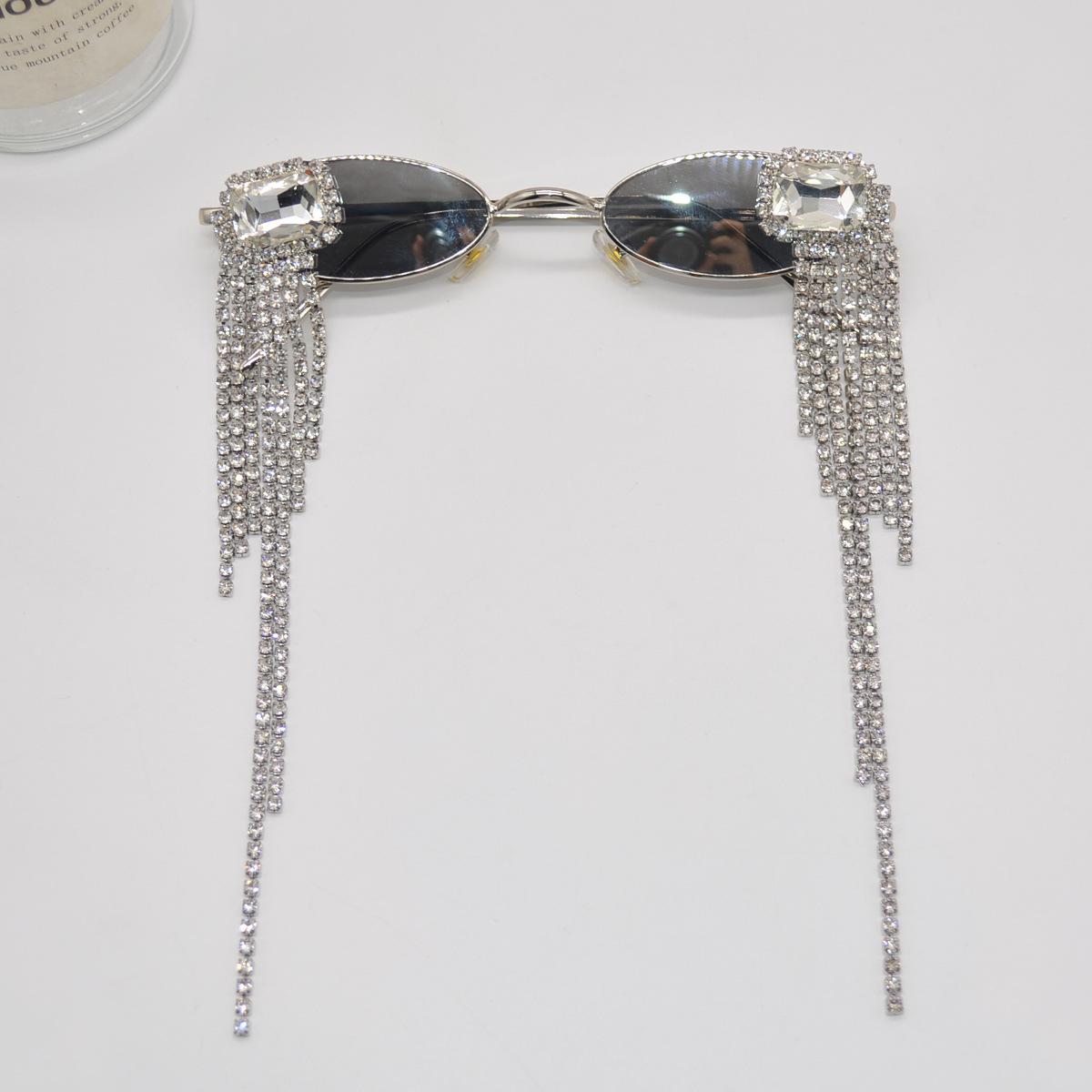 Luxury Shiny Small Oval Frame Sliver Sunglasses for Women Avant Garde Exaggerated Long Rhinestone Tassels Adorned Party Shades
Luxury Shiny Small Oval Frame Sliver Sunglasses for Women Avant Garde Exaggerated Long Rhinestone Tassels Adorned Party Shades