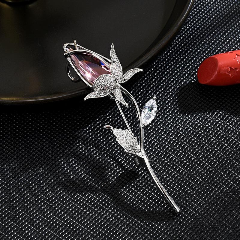 New Micro Inlaid Zircon Tulip Flower Brooch Palace Cheongsam Accessory Exquisite And Versatile Women Brooch
New Micro Inlaid Zircon Tulip Flower Brooch Palace Cheongsam Accessory Exquisite And Versatile Women Brooch