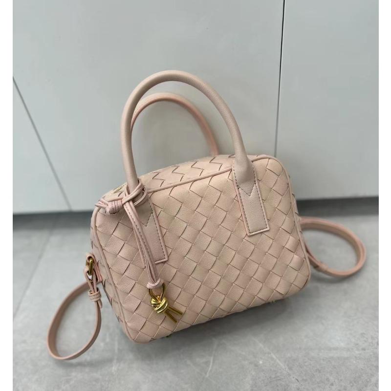 New small square box women s bag handmade leather woven shoulder oblique span bag handbag large-capacity commuter bag 23.5cm рожевий
New small square box women s bag handmade leather woven shoulder oblique span bag handbag large-capacity commuter bag 23.5cm рожевий
