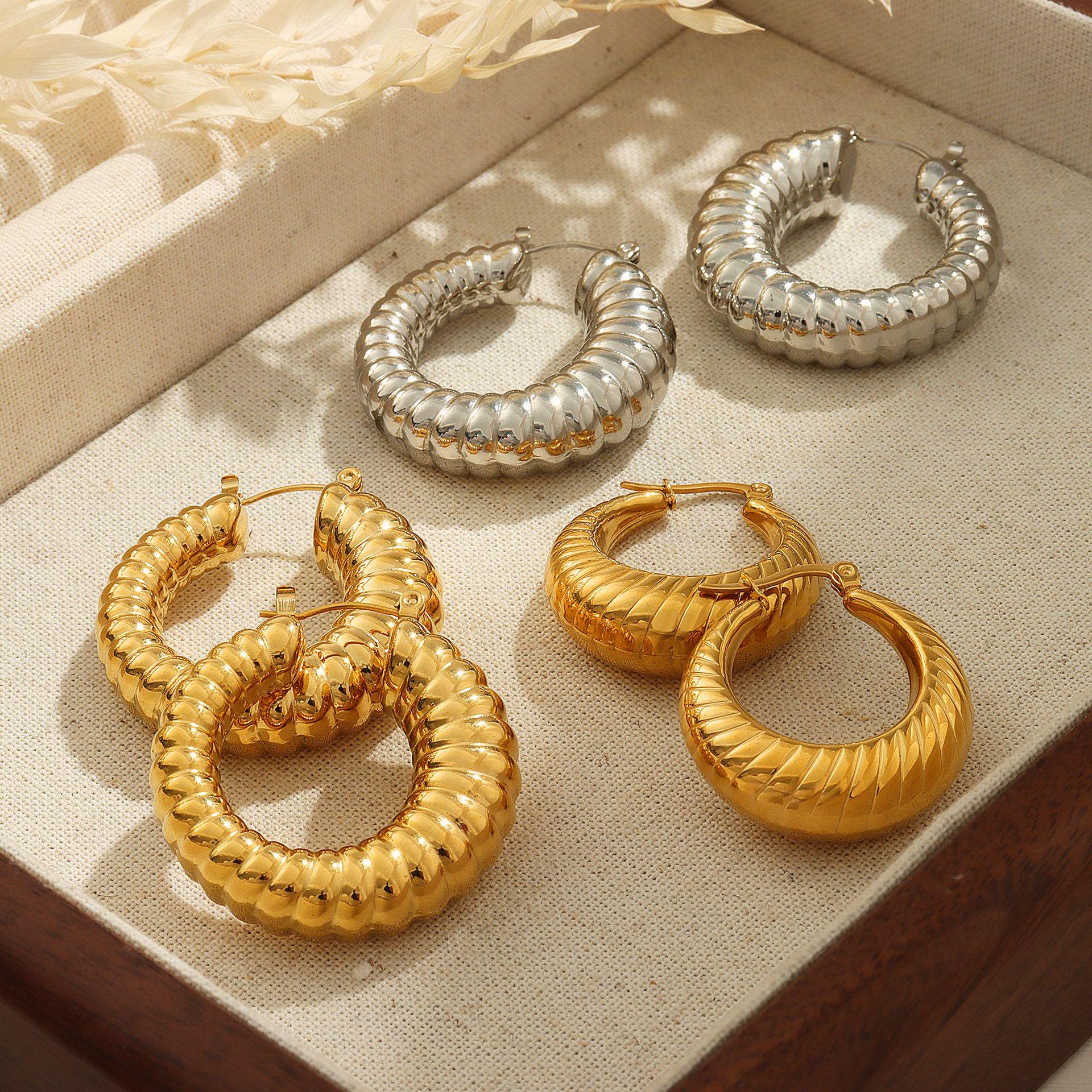 Gold-Plated Titanium Steel U-Shaped Earrings: Simple, Unique, Eccentric Geometric Design with Decorative Line Texture.
Gold-Plated Titanium Steel U-Shaped Earrings: Simple, Unique, Eccentric Geometric Design with Decorative Line Texture.