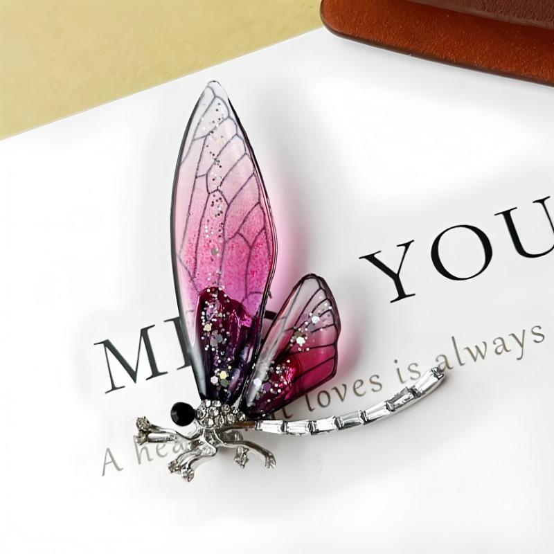 Брошь «Тонкокрылая стрекоза» — это высококлассный женственный дизайн с уникальным стилем корсажа в виде насекомого и антибликовой брошью.
Брошь «Тонкокрылая стрекоза» — это высококлассный женственный дизайн с уникальным стилем корсажа в виде насекомого и антибликовой брошью.