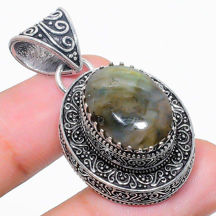 Vintage Labradorite Gemstone Handmade Ethnic Jewelry Pendant 1.69 SR-8050 
Vintage Labradorite Gemstone Handmade Ethnic Jewelry Pendant 1.69 SR-8050