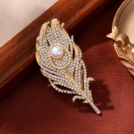 Vintage Luxury Full Zircon Peacock Feather Brooches for Women Exquisite High-end Pin Suit Cheongsam Accessories Jewelry Gifts золотий
Vintage Luxury Full Zircon Peacock Feather Brooches for Women Exquisite High-end Pin Suit Cheongsam Accessories Jewelry Gifts золотий