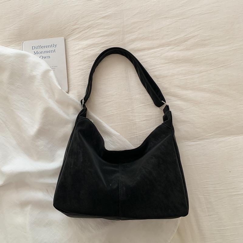 Retro simple fashion tote bag with texture trend new bag winter personality women s shoulder messenger bag
Retro simple fashion tote bag with texture trend new bag winter personality women s shoulder messenger bag