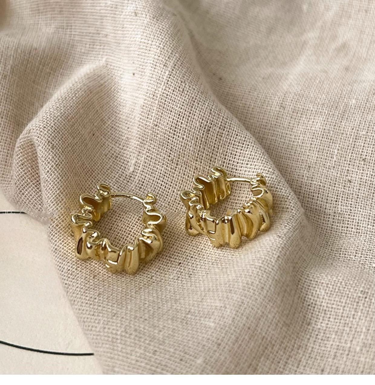 Неправильные Геометрические Однотонные Серьги, Высококлассные Ретро Плиссированные Серьги-Волны, Женские Универсальные Аксессуары для Ушей золотой
Неправильные Геометрические Однотонные Серьги, Высококлассные Ретро Плиссированные Серьги-Волны, Женские Универсальные Аксессуары для Ушей золотой