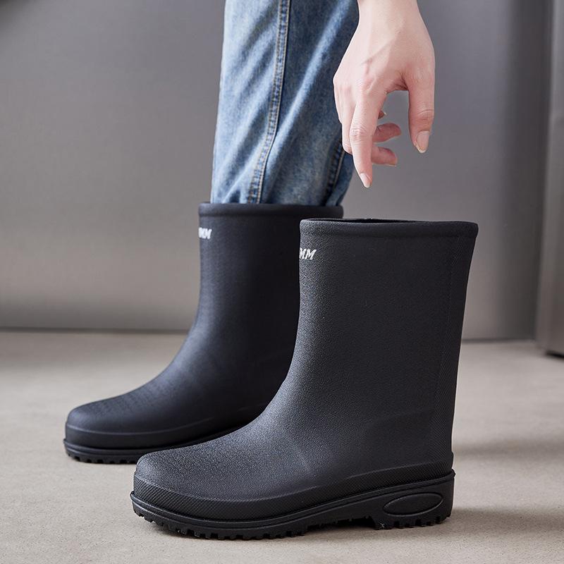 Non-slip waterproof rain shoes couple size medium tube rain boots thickened plastic water shoes fishing kitchen car wash fishing boots 240 (suitable for usual size 37/38) чёрный 
Non-slip waterproof rain shoes couple size medium tube rain boots thickened plastic water shoes fishing kitchen car wash fishing boots 240 (suitable for usual size 37/38) чёрный