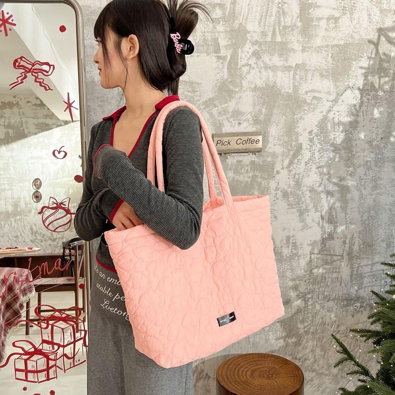 Autumn and winter commuting large-capacity cotton clothing bag women s 2025 new versatile single shoulder down bag portable tote bag 50*16*30
Autumn and winter commuting large-capacity cotton clothing bag women s 2025 new versatile single shoulder down bag portable tote bag 50*16*30