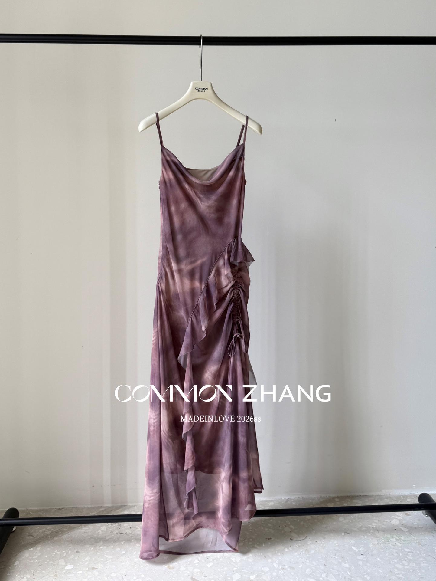 CZ ZHANG Chun Women s Printed Pleated Camisole Dress, Waist-Cinching, Hip-Hugging Slit Long Dress, Style C16603. Small красный
CZ ZHANG Chun Women s Printed Pleated Camisole Dress, Waist-Cinching, Hip-Hugging Slit Long Dress, Style C16603. Small красный