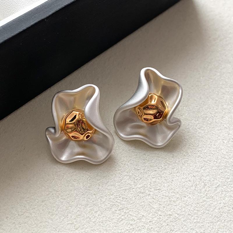 Retro Hong Kong style irregular petal stud earrings design wrinkled brass plated k real gold electroplated fashion ear jewelry
Retro Hong Kong style irregular petal stud earrings design wrinkled brass plated k real gold electroplated fashion ear jewelry