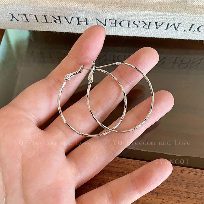 Модные серебристые тонкие и блестящие серьги-кольца большого размера женские необычные преувеличенные серьги-кольца круглые квадратные лицо делают лицо меньше простой браслет серьги Silver fine Flash 4cm ear (Silver Needle)
Модные серебристые тонкие и блестящие серьги-кольца большого размера женские необычные преувеличенные серьги-кольца круглые квадратные лицо делают лицо меньше простой браслет серьги Silver fine Flash 4cm ear (Silver Needle)