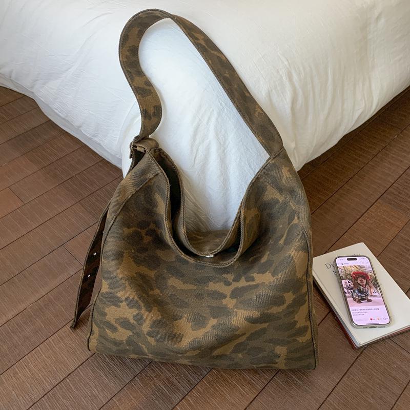 Niche 2025 Women s Camouflage Canvas Tote - Large Capacity, Versatile Shoulder Bag коричневий
Niche 2025 Women s Camouflage Canvas Tote - Large Capacity, Versatile Shoulder Bag коричневий