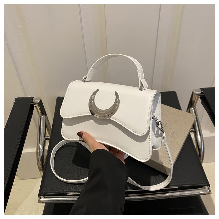 Узор личи, модная текстура, иностранная пряжка в виде луны, персонализированная маленькая квадратная сумка 2024 года, новая простая и модная сумка через плечо белый
Узор личи, модная текстура, иностранная пряжка в виде луны, персонализированная маленькая квадратная сумка 2024 года, новая простая и модная сумка через плечо белый