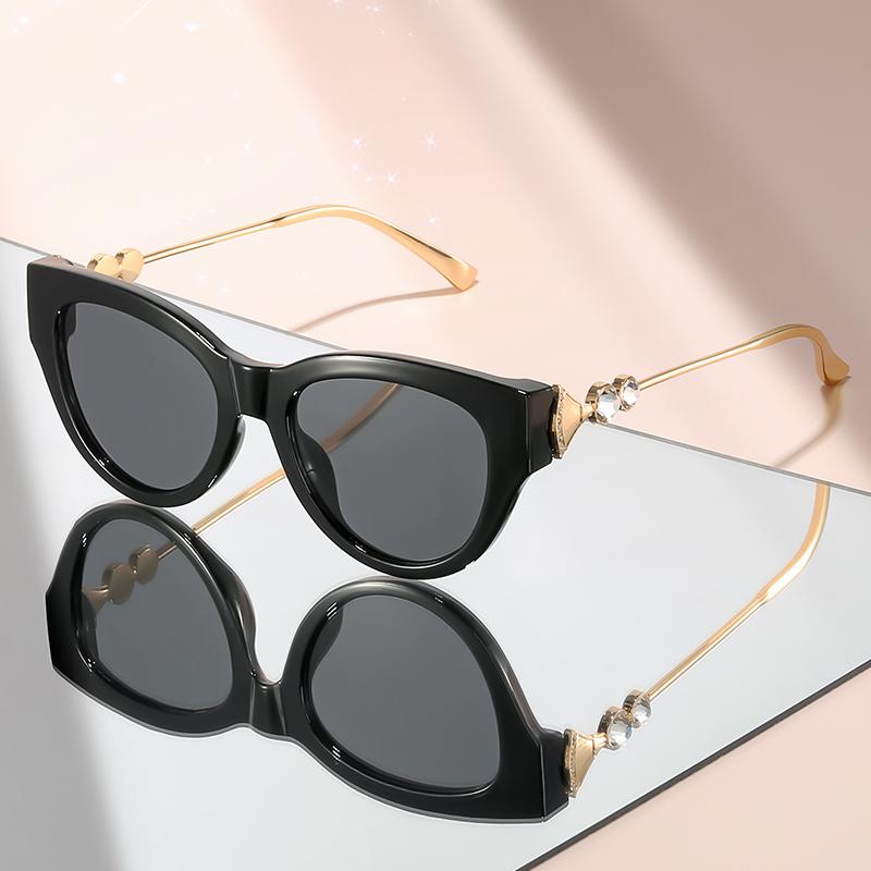 Новые солнцезащитные очки «кошачий глаз» с украшениями, похожими на бриллианты, на металлических дужках излучают высококлассный и универсальный вид. чёрный
Новые солнцезащитные очки «кошачий глаз» с украшениями, похожими на бриллианты, на металлических дужках излучают высококлассный и универсальный вид. чёрный