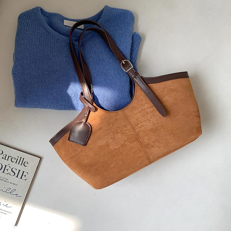 2025 Autumn Fashionable Tote Bags Large Capacity Suede Shoulder Bags Vintage Commuter Travel Handbags Ladies Underarm Bag 21-12-28 cm світло-коричневого кольору
2025 Autumn Fashionable Tote Bags Large Capacity Suede Shoulder Bags Vintage Commuter Travel Handbags Ladies Underarm Bag 21-12-28 cm світло-коричневого кольору