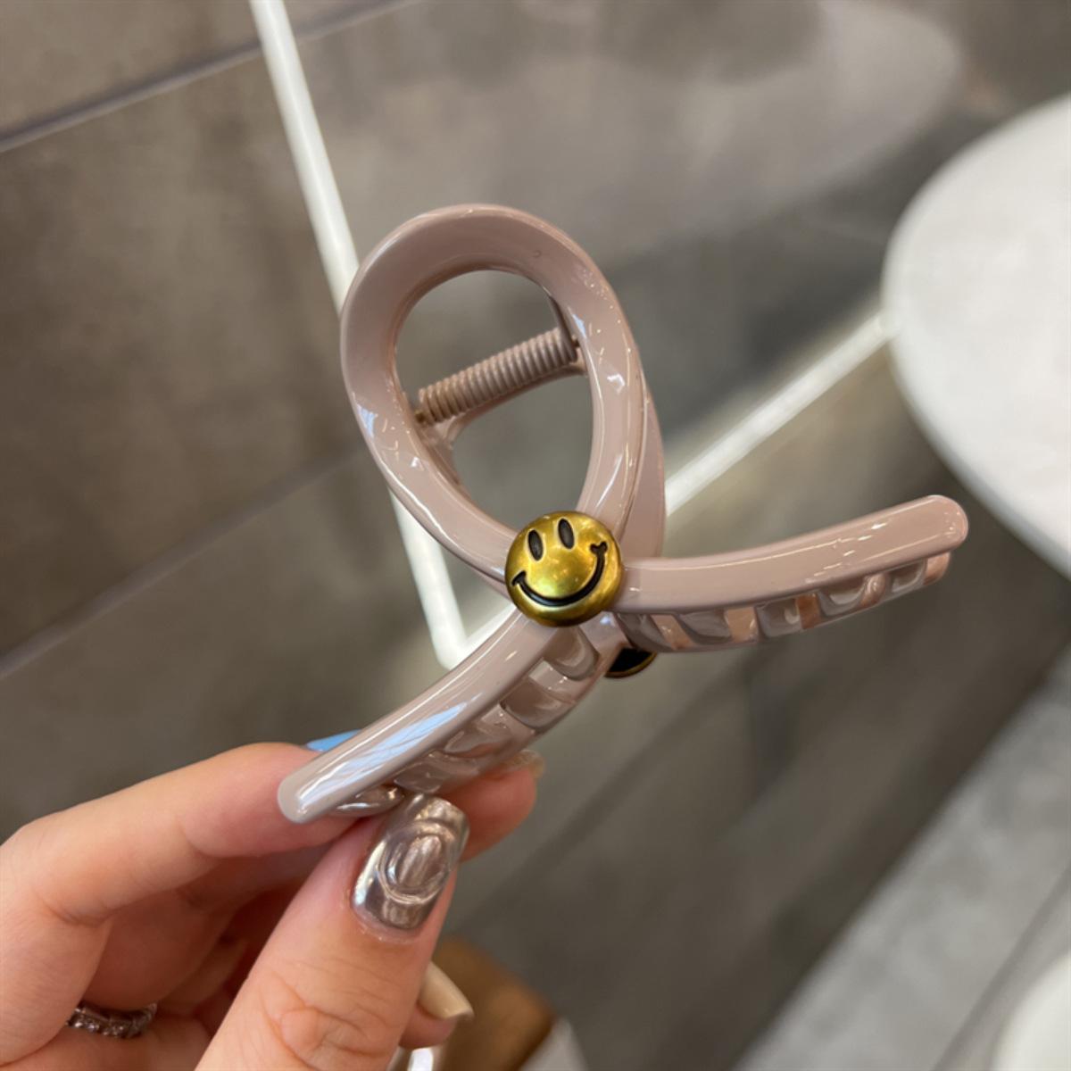 Korean version ins wind smiley face hairpin personalized girl smiling back of head shark clip headgear grab clip big hairpin
Korean version ins wind smiley face hairpin personalized girl smiling back of head shark clip headgear grab clip big hairpin