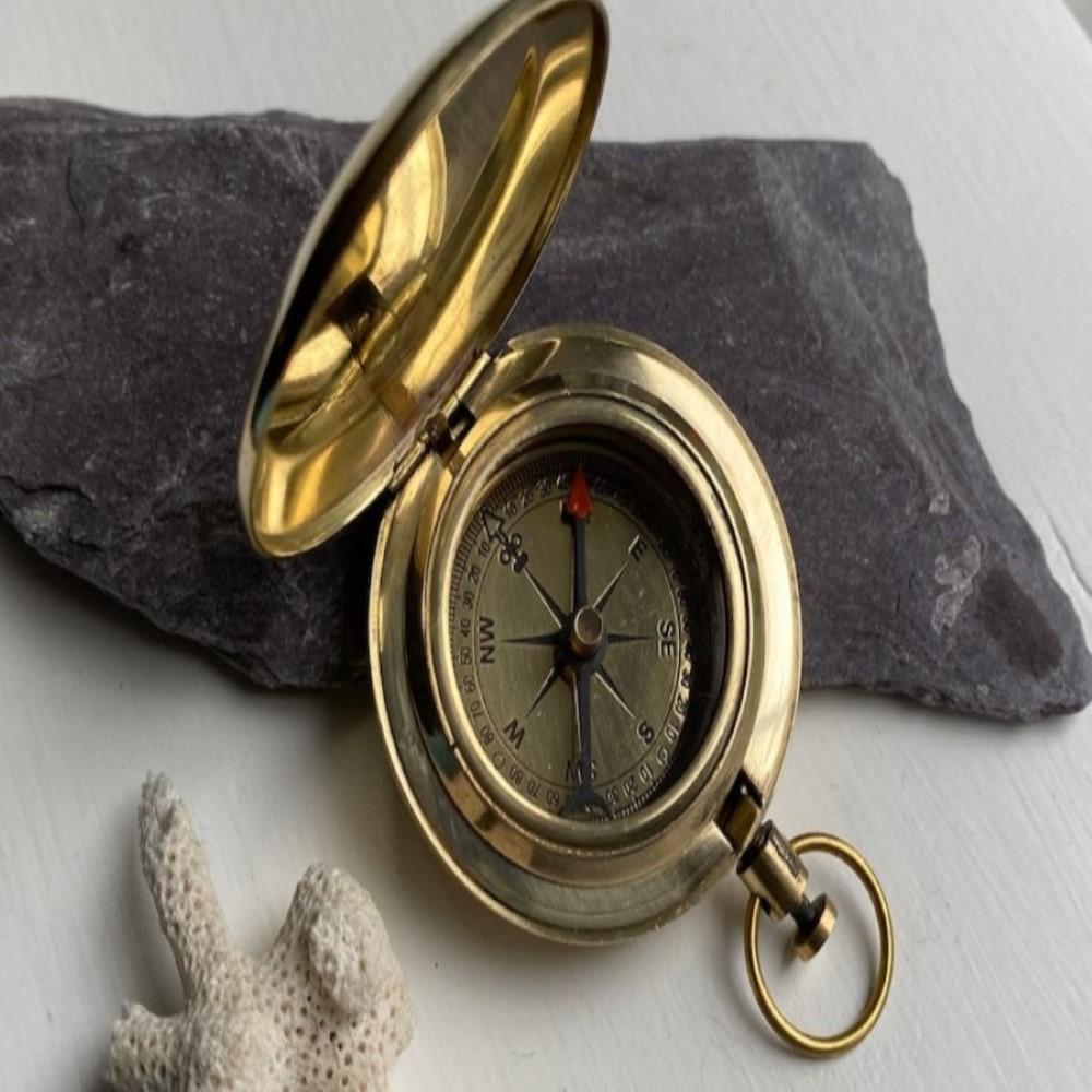 Винтажный карманный компас ручной работы из латуни — диаметр 5 см, в стиле стимпанк, незаменимый предмет для путешествий как
Винтажный карманный компас ручной работы из латуни — диаметр 5 см, в стиле стимпанк, незаменимый предмет для путешествий как