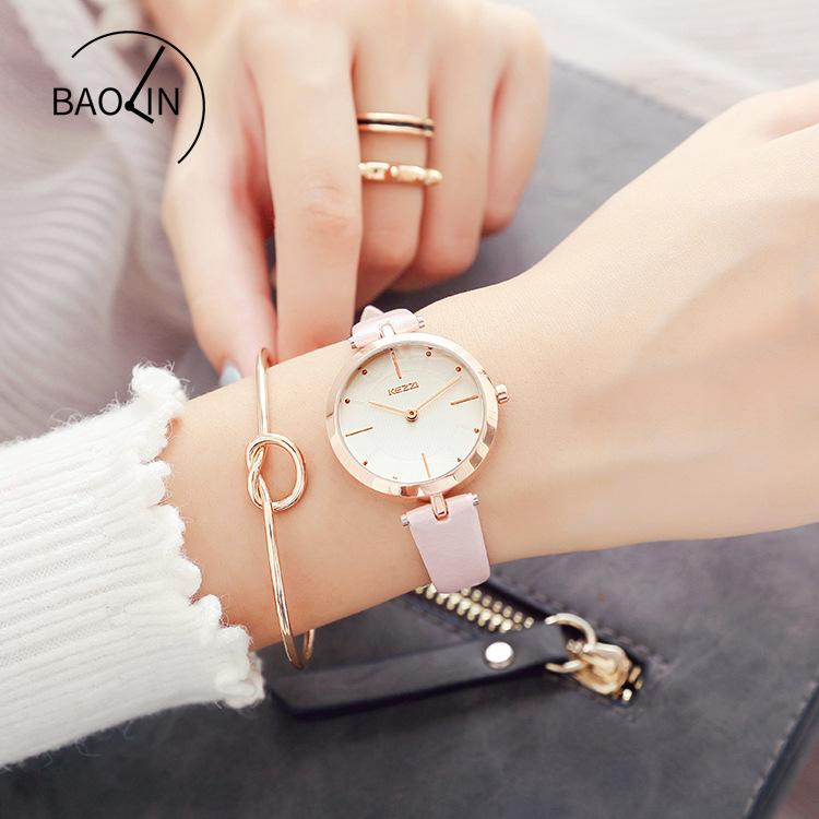 Модные женские кварцевые часы, элегантная шкала с бриллиантами, простые часы с маленьким циферблатом на поясе
Модные женские кварцевые часы, элегантная шкала с бриллиантами, простые часы с маленьким циферблатом на поясе