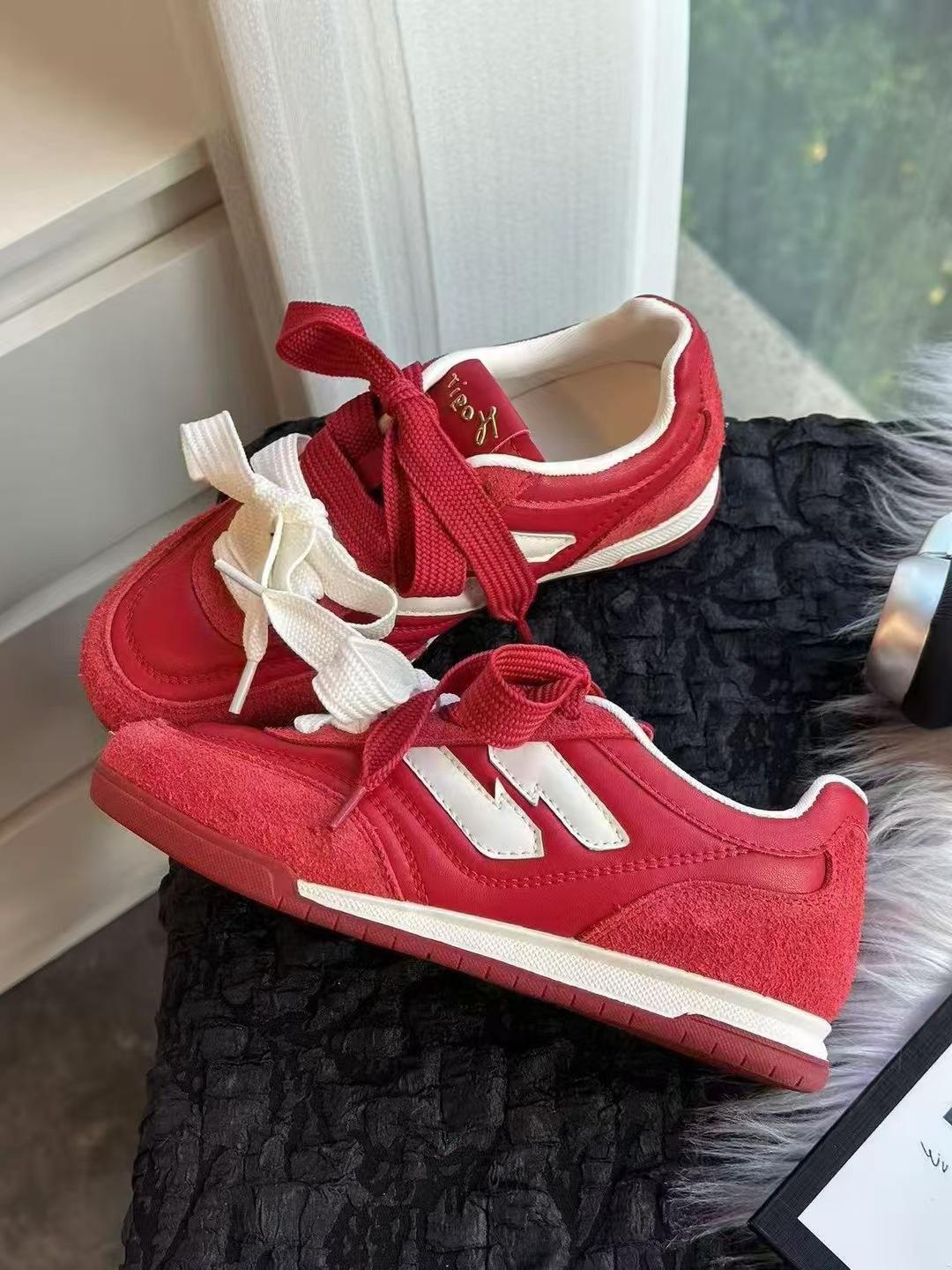 A pair of shoelaces, German training shoes, spring 2025 new Internet celebrity versatile casual board shoes, women s Korean retro little white shoes 40 красный
A pair of shoelaces, German training shoes, spring 2025 new Internet celebrity versatile casual board shoes, women s Korean retro little white shoes 40 красный