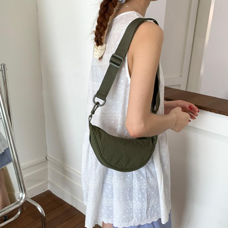 Korean version of fashion mobile phone bag small satchel women s 2025 new nylon cloth dumpling bag simple shoulder messenger bag армія зелений колір
Korean version of fashion mobile phone bag small satchel women s 2025 new nylon cloth dumpling bag simple shoulder messenger bag армія зелений колір