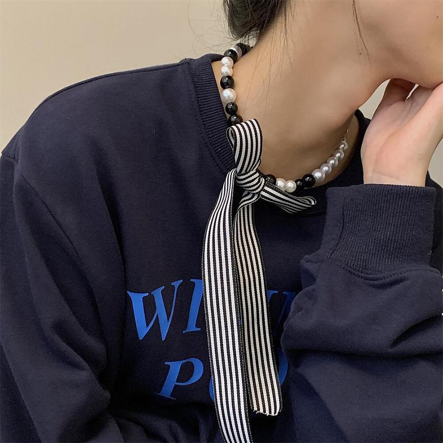 Black and white glass beaded bow pendant necklace fashionable versatile temperament collarbone chain niche personalized simple jewelry
Black and white glass beaded bow pendant necklace fashionable versatile temperament collarbone chain niche personalized simple jewelry