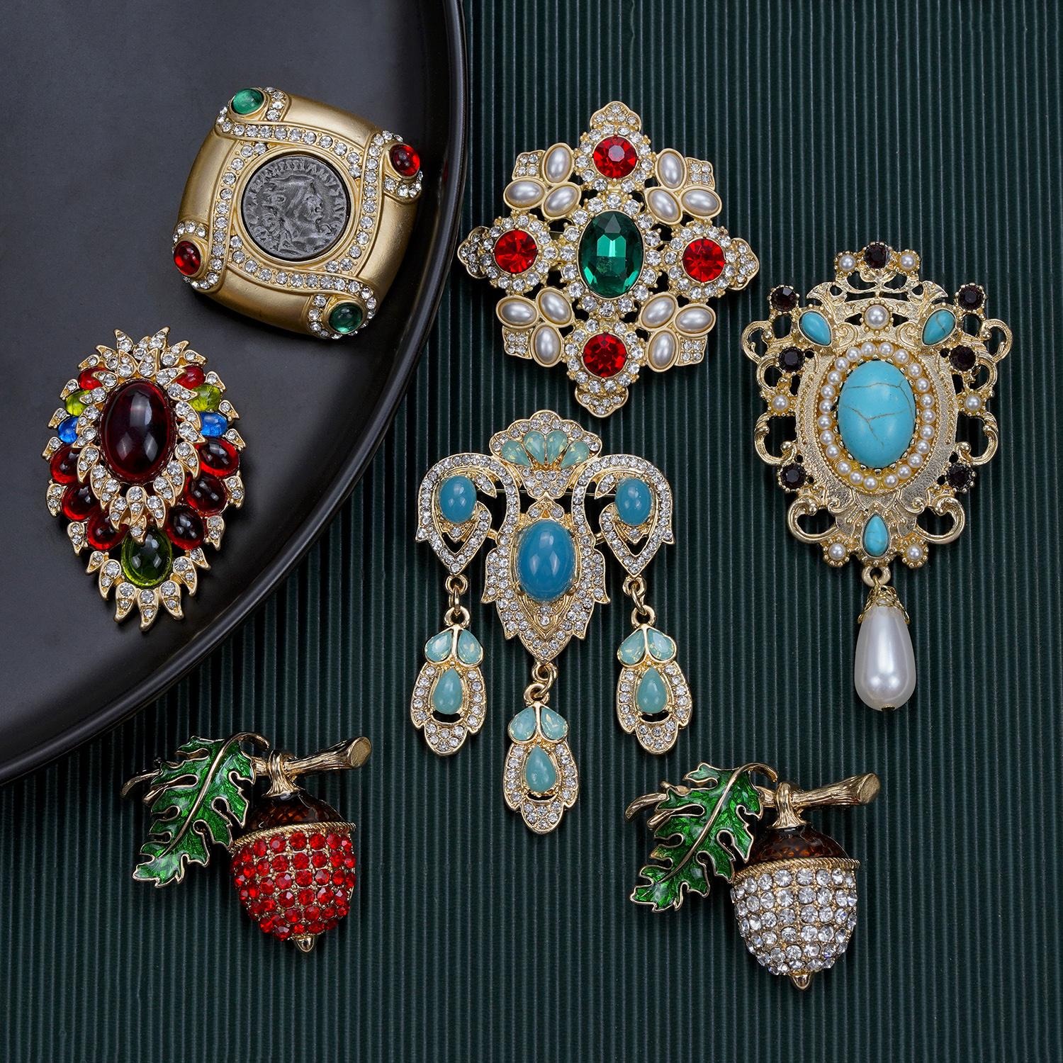 Baroque Exquisite Women Crystal Badges Pins Vintage Palace Metal Enamel Brooches Pins Elegant Lady Suit Clothing Jewelry
Baroque Exquisite Women Crystal Badges Pins Vintage Palace Metal Enamel Brooches Pins Elegant Lady Suit Clothing Jewelry