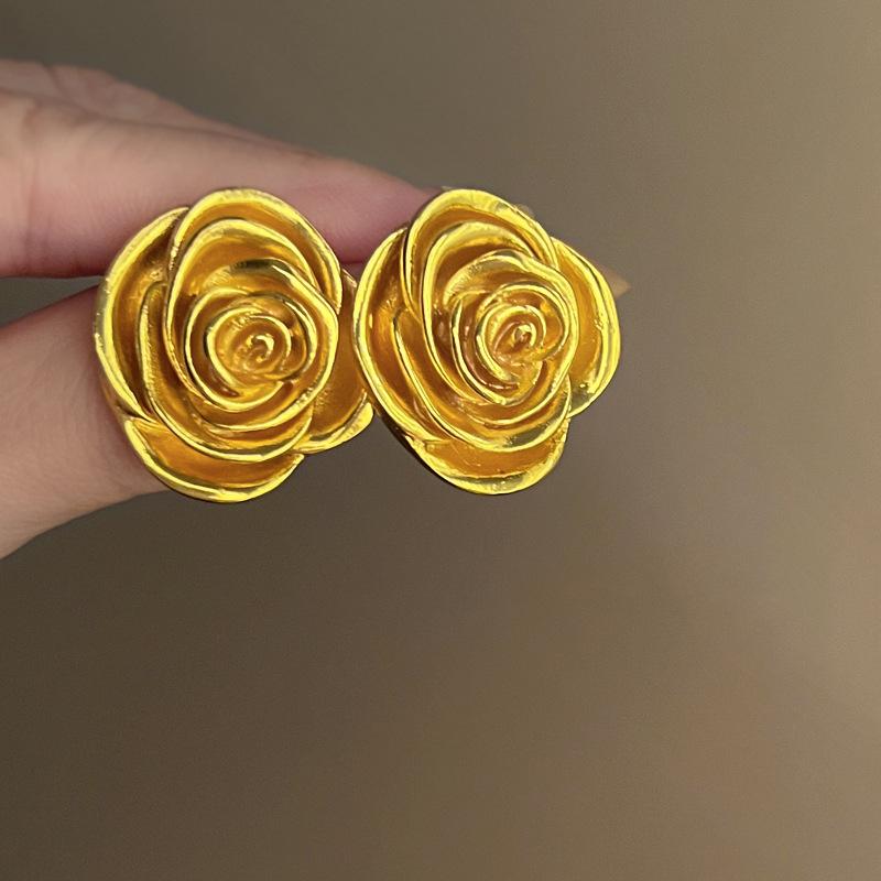Silver needle medieval vintage flower stud earrings niche simple versatile earrings retro light luxury high-end earrings women
Silver needle medieval vintage flower stud earrings niche simple versatile earrings retro light luxury high-end earrings women