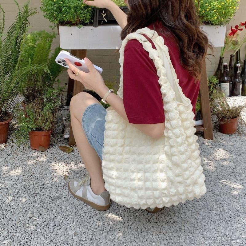 Foreign gas cloud bubble flower shoulder bag vest bag female student simple handbag female bubble vest bag
Foreign gas cloud bubble flower shoulder bag vest bag female student simple handbag female bubble vest bag