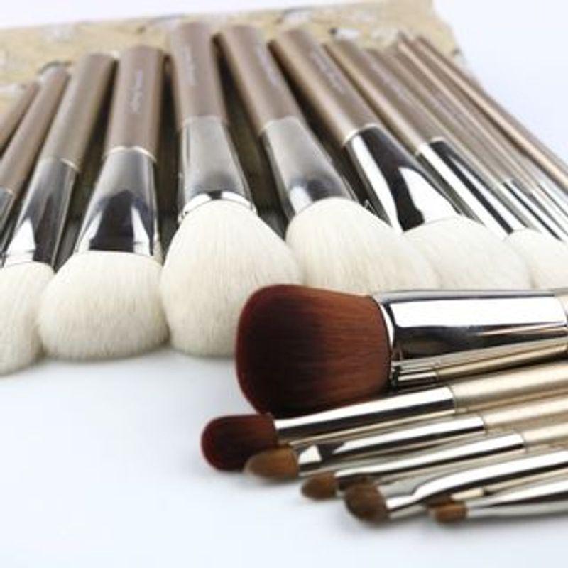 AME - Set of 18: Make Up Brushes + Pouch R13 - Silver
AME - Set of 18: Make Up Brushes + Pouch R13 - Silver