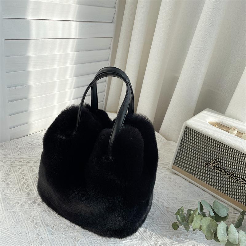 Autumn and Winter Practical Large-capacity Bucket Bag Handbag Fashiable Imitati Rabbit Fur Plush Tote Bag чёрный
Autumn and Winter Practical Large-capacity Bucket Bag Handbag Fashiable Imitati Rabbit Fur Plush Tote Bag чёрный