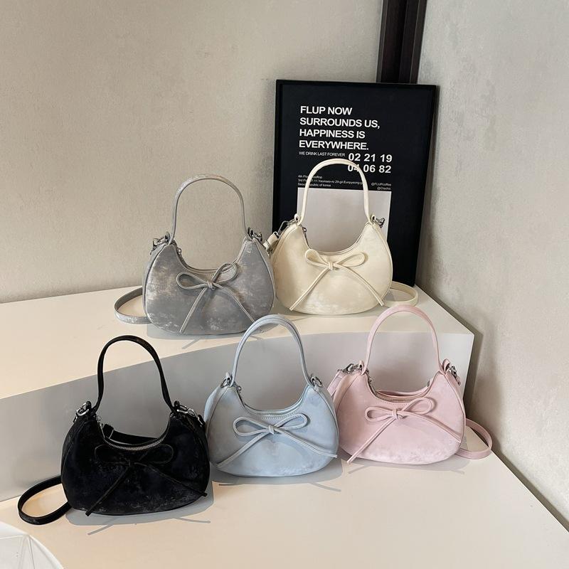 This year s popular simple bow messenger women s bag sweet wind portable crescent bag niche texture foreign shoulder bag срібний
This year s popular simple bow messenger women s bag sweet wind portable crescent bag niche texture foreign shoulder bag срібний