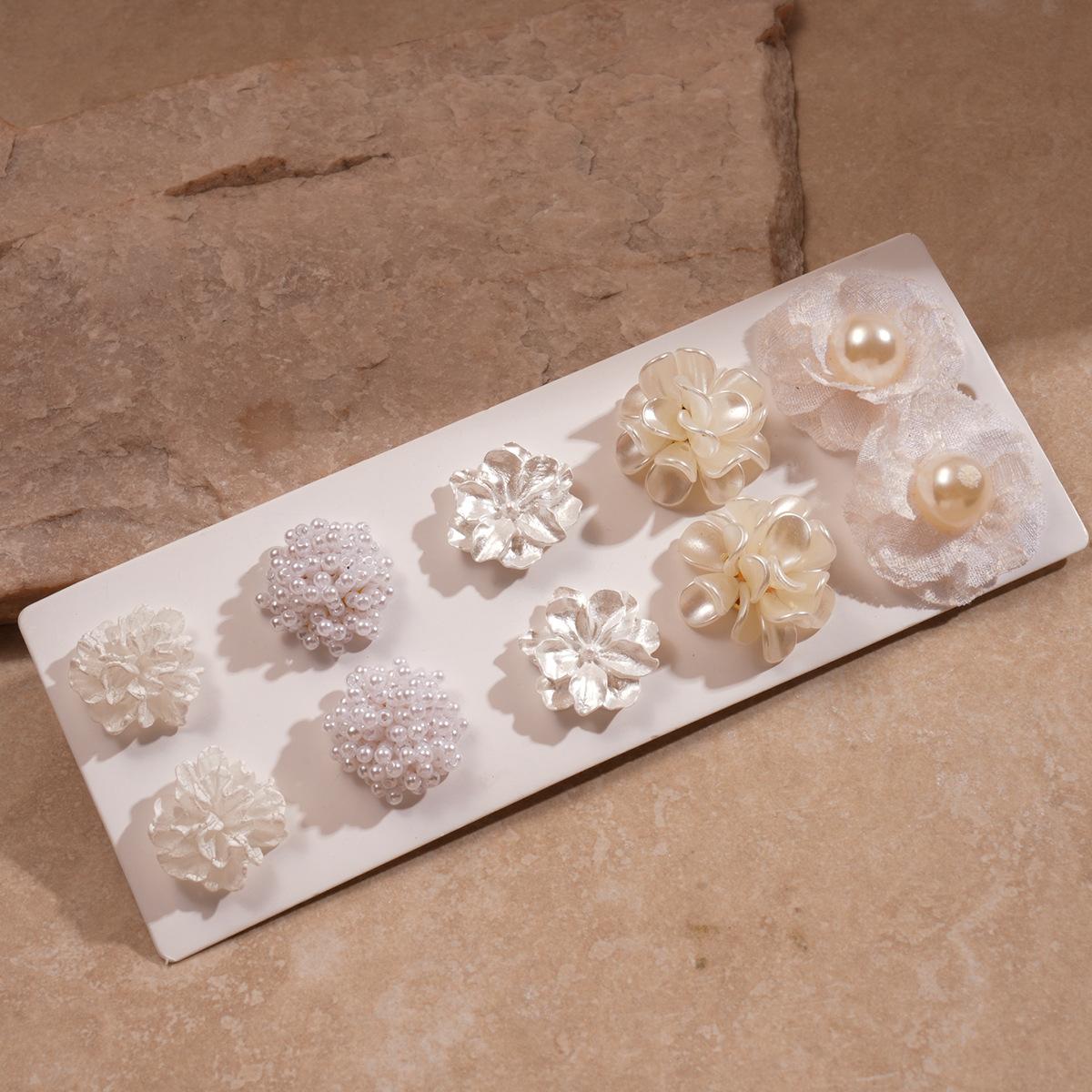 10-Piece vacation style acrylic imitation pearl flower simple and sweet commuter earrings
10-Piece vacation style acrylic imitation pearl flower simple and sweet commuter earrings