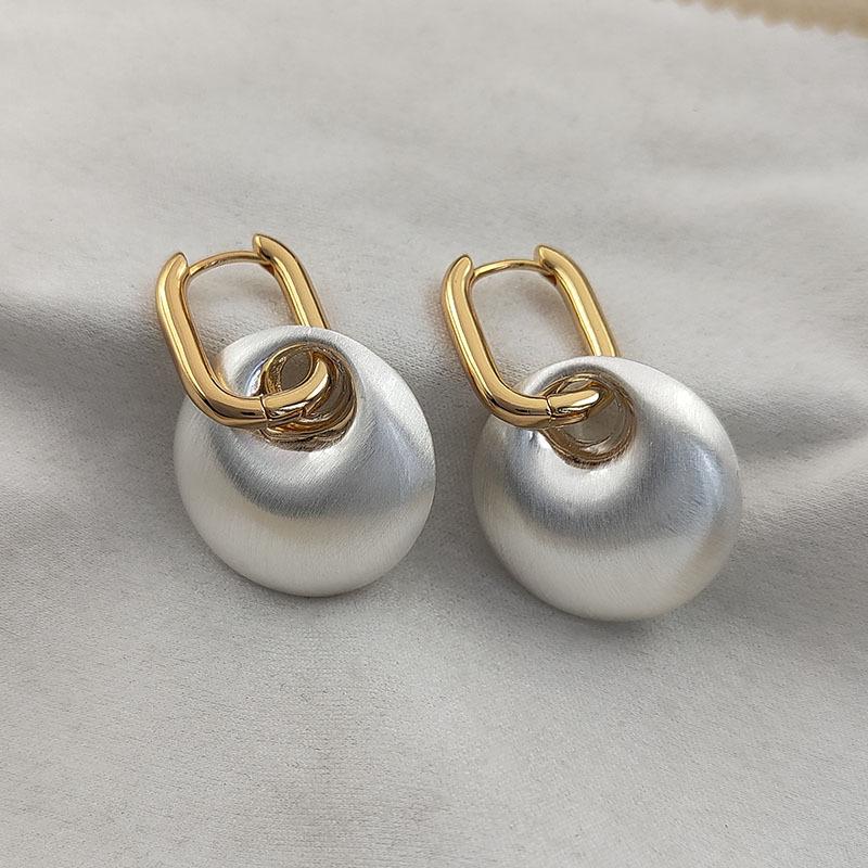 Geometric Metal Brushed Dangle Earrings: Retro Hong Kong Style with Versatile Wear Options
Geometric Metal Brushed Dangle Earrings: Retro Hong Kong Style with Versatile Wear Options