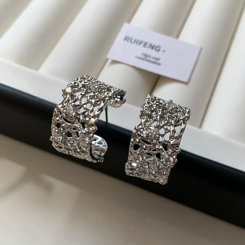 French wide-sided C-type coarse earrings, sterling silver-plated K gold pleated niche cold wind exaggerated women s earrings
French wide-sided C-type coarse earrings, sterling silver-plated K gold pleated niche cold wind exaggerated women s earrings