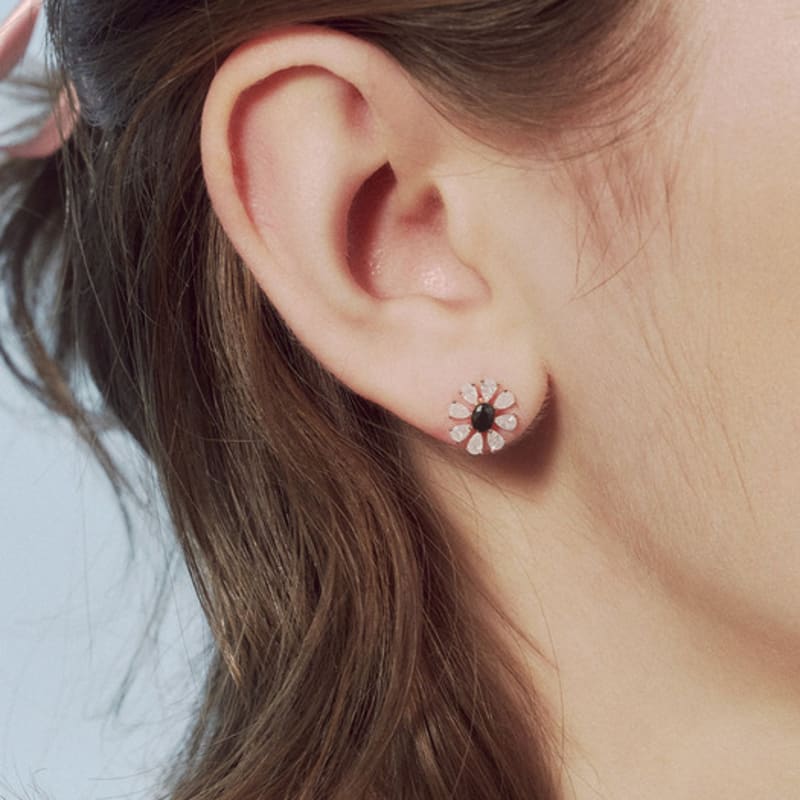 JUDY AND PAUL Madeleine Black Crystal Cosmos Earrings black
JUDY AND PAUL Madeleine Black Crystal Cosmos Earrings black