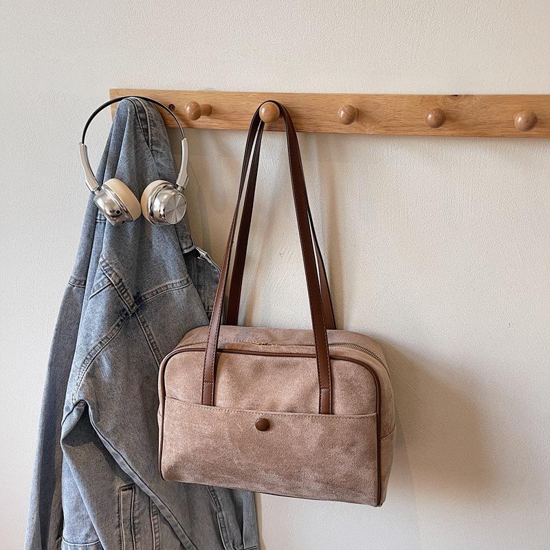 Winter retro casual large-capacity underarm bag high-value bag simple work commuter shoulder bag women
Winter retro casual large-capacity underarm bag high-value bag simple work commuter shoulder bag women