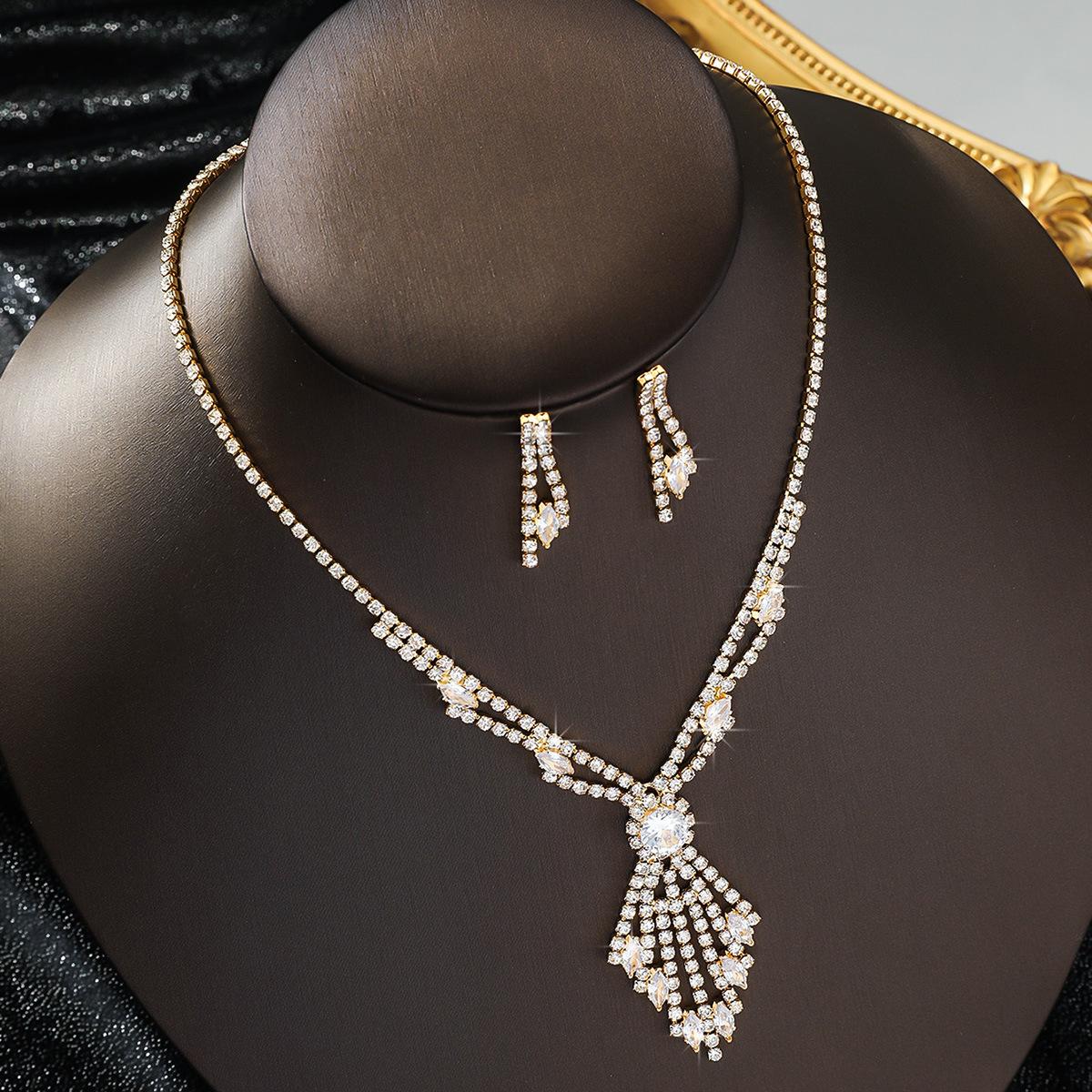 French High-End Zircon Butterfly Fringed Earrings Necklace Set Niche Temperament Collarbone Chain Light Luxury Fashion Jewelry
French High-End Zircon Butterfly Fringed Earrings Necklace Set Niche Temperament Collarbone Chain Light Luxury Fashion Jewelry