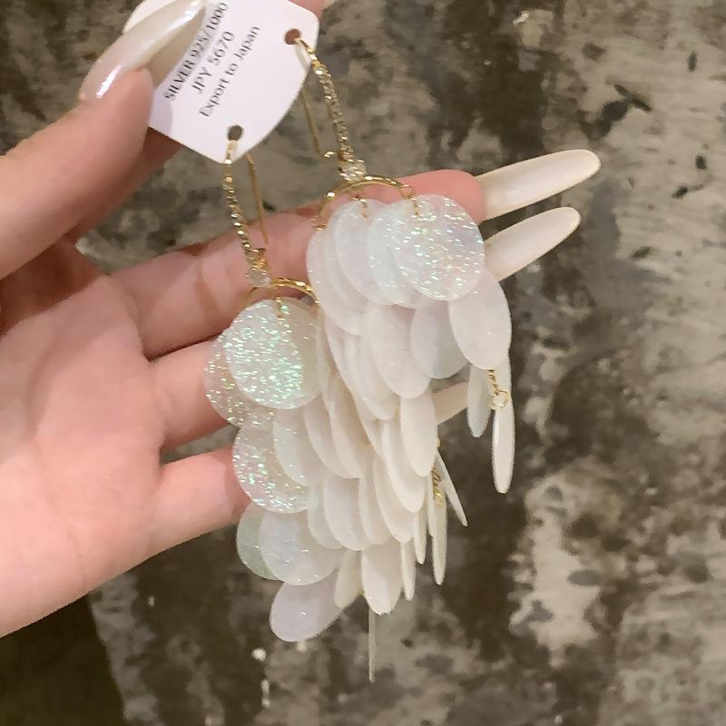 Summer zircon round sequined fringed ear hook seaside vacation style temperament earrings niche high-end earrings
Summer zircon round sequined fringed ear hook seaside vacation style temperament earrings niche high-end earrings