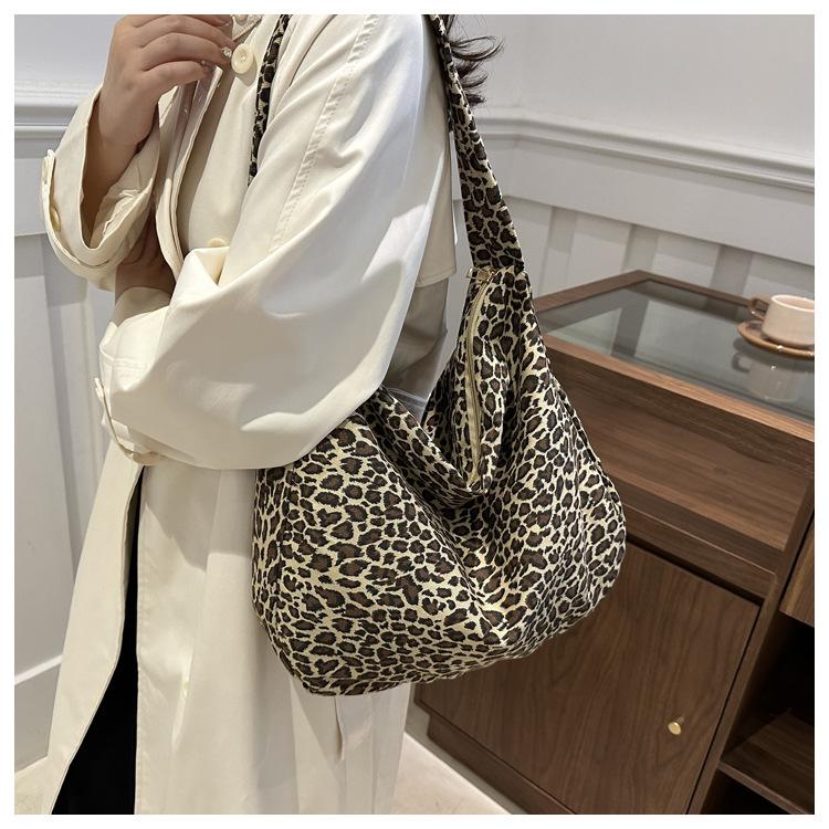 Холщовая сумка Сумка большой вместимости Женская сумка для поездок на работу Выйти Студент колледжа на занятия Плечевая сумка Сумка-тоут Нишевая сумка-тоут с леопардовым принтом хаки
Холщовая сумка Сумка большой вместимости Женская сумка для поездок на работу Выйти Студент колледжа на занятия Плечевая сумка Сумка-тоут Нишевая сумка-тоут с леопардовым принтом хаки